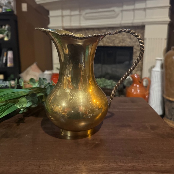 Vintage Brass pitcher made in India 9” Tall x 7.5” Wide - Picture 4 of 10